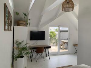 Телевизор и/или развлекательный центр в Imhoff's Sweet Escape +5 фотографий