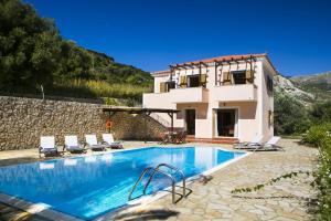 Swimmingpoolen hos eller tæt på Villa Alexandra