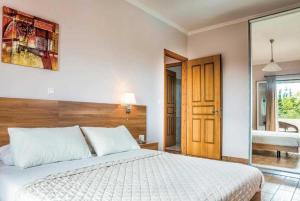 En eller flere senge i et værelse på Villa Alexandra + 33 billeder