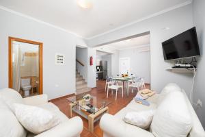 TV a/nebo společenská místnost v ubytování Villa Kostis