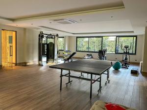 a gym with a ping pong table in a room at Апартаменты Qoople Triumph 17 рядом с пляжем Клеопатры in Alanya