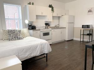 Η κουζίνα ή μικρή κουζίνα στο Cozy Bachelor Condo Downtown WiFi & Smart TV