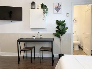 Μια τηλεόραση ή/και κέντρο ψυχαγωγίας στο Cozy Bachelor Condo Downtown WiFi & Smart TV