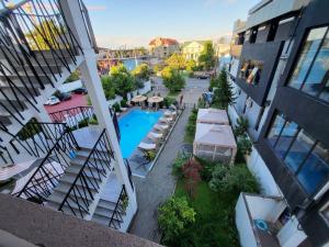 Bazén v ubytování Hotel saba nebo v jeho okolí