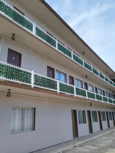 een gebouw met balkons aan de zijkant bij Pousada Guarda do Embaú in Guarda do Embaú