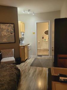 a living room with a bed and a kitchen at Bed and Breakfast Du Repos in Saint Quentin