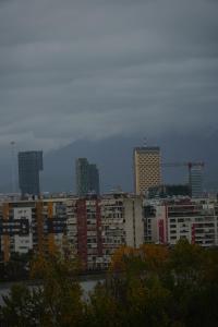 un horizon urbain avec de grands immeubles en arrière-plan dans l'établissement Balkan Hostel, à Tirana