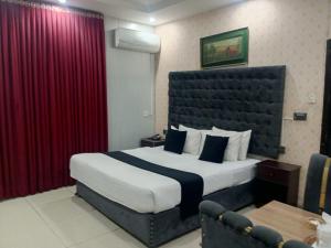 Postel nebo postele na pokoji v ubytování Hotel The Tulip