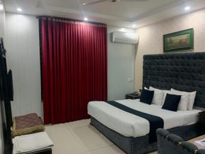 Postel nebo postele na pokoji v ubytování Hotel The Tulip