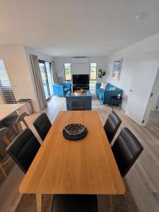 Una televisión o centro de entretenimiento en Urban Retreat