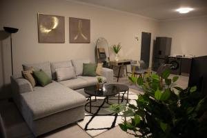 Serene Retreat في ميدراند: غرفة معيشة بها أريكة وطاولة