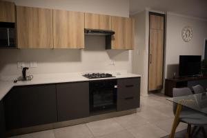 Serene Retreat في ميدراند: مطبخ مع موقد فرن علوي بجوار كونتر +4 صور