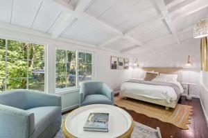 Ένα ή περισσότερα κρεβάτια σε δωμάτιο στο Modern Organic Home with Backyard Creek near State Park