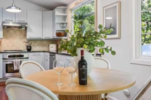 Η κουζίνα ή μικρή κουζίνα στο Modern Organic Home with Backyard Creek near State Park