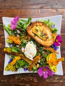 Tiny house au pied du Vercors في Saint-André-en-Royans: طبق من الطعام عليه خضار وخبز