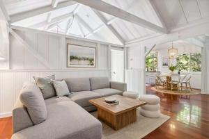 Χώρος καθιστικού στο Modern Organic Home with Backyard Creek near State Park