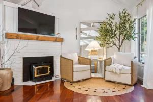 Χώρος καθιστικού στο Modern Organic Home with Backyard Creek near State Park