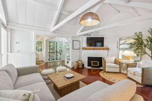 Χώρος καθιστικού στο Modern Organic Home with Backyard Creek near State Park +31 φωτογραφίες