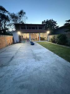 a large driveway in front of a building at Casa Paraty espaçosa próximo ao centro histórico in Paraty