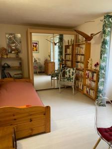 Un dormitorio con una cama y una habitación con sillas. en Maison quercynoise Coeur du causse 4 à 8 pers, en Durbans 10 fotos más