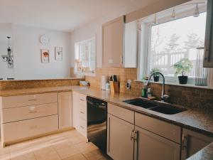 Η κουζίνα ή μικρή κουζίνα στο Yuan's Cozy 4BR House in Charlottetown +43 φωτογραφίες