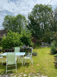Una mesa de picnic y sillas en un patio. en Maison quercynoise Coeur du causse 4 à 8 pers, en Durbans