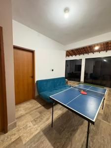 a room with a ping pong table and a couch at Casa Paraty espaçosa próximo ao centro histórico in Paraty