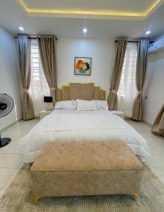 Giường trong phòng chung tại Edens place