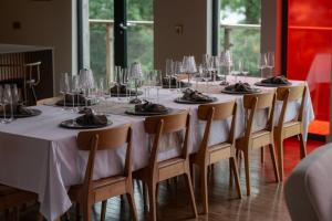 The Dome House في باونيس أون وينديرمير: طاولة طويلة عليها كراسي واكواب للنبيذ