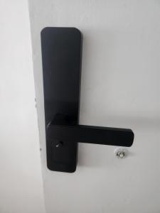 a black door handle on a white wall at Luminoso y cálido atardecer in Ramos Mejía
