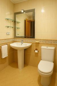 MarinaMar Camariñas في كامارينياس: حمام مع حوض ومرحاض ومرآة