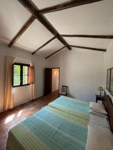 un dormitorio con dos camas en una habitación en Monte dos Pensamentos - Turismo Rural, en Estremoz
