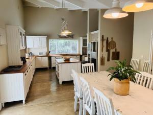 Η κουζίνα ή μικρή κουζίνα στο Stunning bungalow just off Robberg