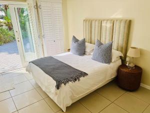 Ένα ή περισσότερα κρεβάτια σε δωμάτιο στο Stunning bungalow just off Robberg +23 φωτογραφίες