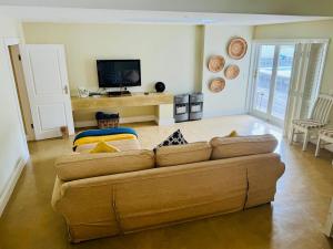 Μια τηλεόραση ή/και κέντρο ψυχαγωγίας στο Stunning bungalow just off Robberg