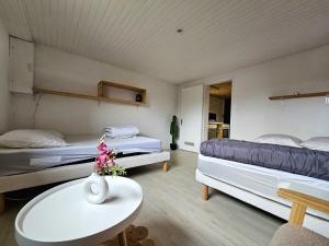 Ένα ή περισσότερα κρεβάτια σε δωμάτιο στο Studio confort chez Lolita et Wilfried