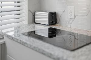 Una cocina o cocineta en Dormont Pittsburgh 1B Stylish and Modern 1 Bedroom Apartment, Free Street Parking