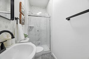 Un baño de Dormont Pittsburgh 1B Stylish and Modern 1 Bedroom Apartment, Free Street Parking