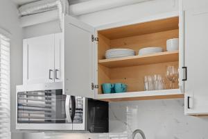 Una cocina o cocineta en Dormont Pittsburgh 1B Stylish and Modern 1 Bedroom Apartment, Free Street Parking 10 fotos más