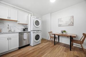 Una cocina o cocineta en Dormont Pittsburgh 1B Stylish and Modern 1 Bedroom Apartment, Free Street Parking