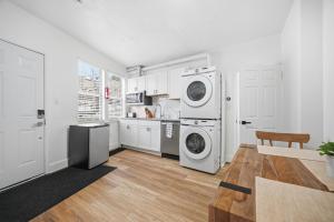 Una cocina o cocineta en Dormont Pittsburgh 1B Stylish and Modern 1 Bedroom Apartment, Free Street Parking