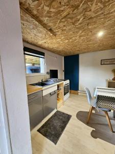 Η κουζίνα ή μικρή κουζίνα στο Studio confort chez Lolita et Wilfried +11 φωτογραφίες