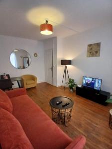 TV a/nebo společenská místnost v ubytování Le Vallier Catane + 14 fotografií