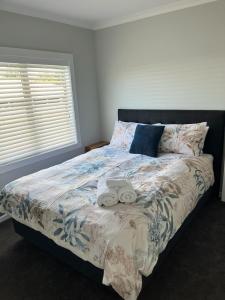 Кровать или кровати в номере Stay Central - Taupo