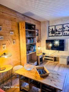 TV a/nebo společenská místnost v ubytování Le petit coin au bord du lac