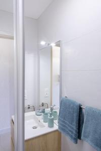 a bathroom with a sink and a mirror at Maïmo Cosy Appartement rénové Centre Ville 300m plage, Clim, Parking in Sainte-Maxime