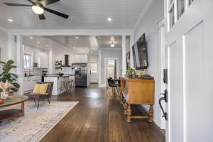 Et tv og/eller underholdning på Bungalow in Downtown Dickson