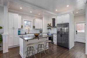 Køkken eller tekøkken på Bungalow in Downtown Dickson + 29 billeder