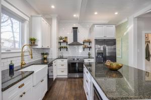 Køkken eller tekøkken på Bungalow in Downtown Dickson