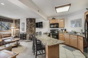 Kuchyň nebo kuchyňský kout v ubytování Laurelwood Condominiums 307 + 22 fotografií